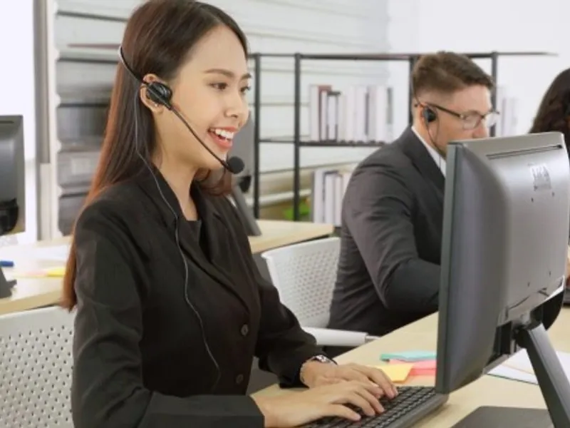 Nhân viên hỗ trợ khách hàng của 69vin đang làm việc