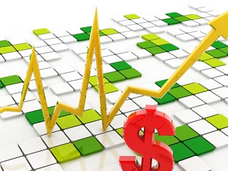 Hình ảnh game thủ đang thi đấu Esports trên máy tính